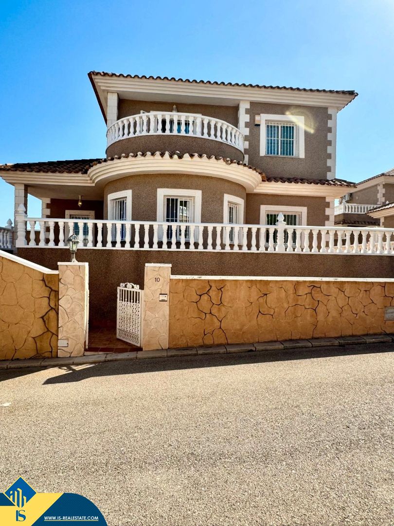 Vista exterior de Casa o xalet en venda en Torrevieja amb Jardí privat, Terrassa i Piscina