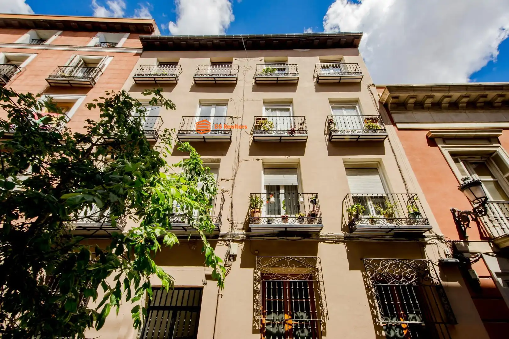 Vista exterior de Pis en venda en Madrid amb Terrassa