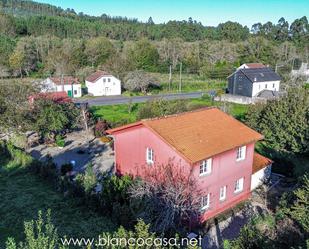 Vista exterior de Casa o xalet en venda en Carballo amb Jardí privat i Traster