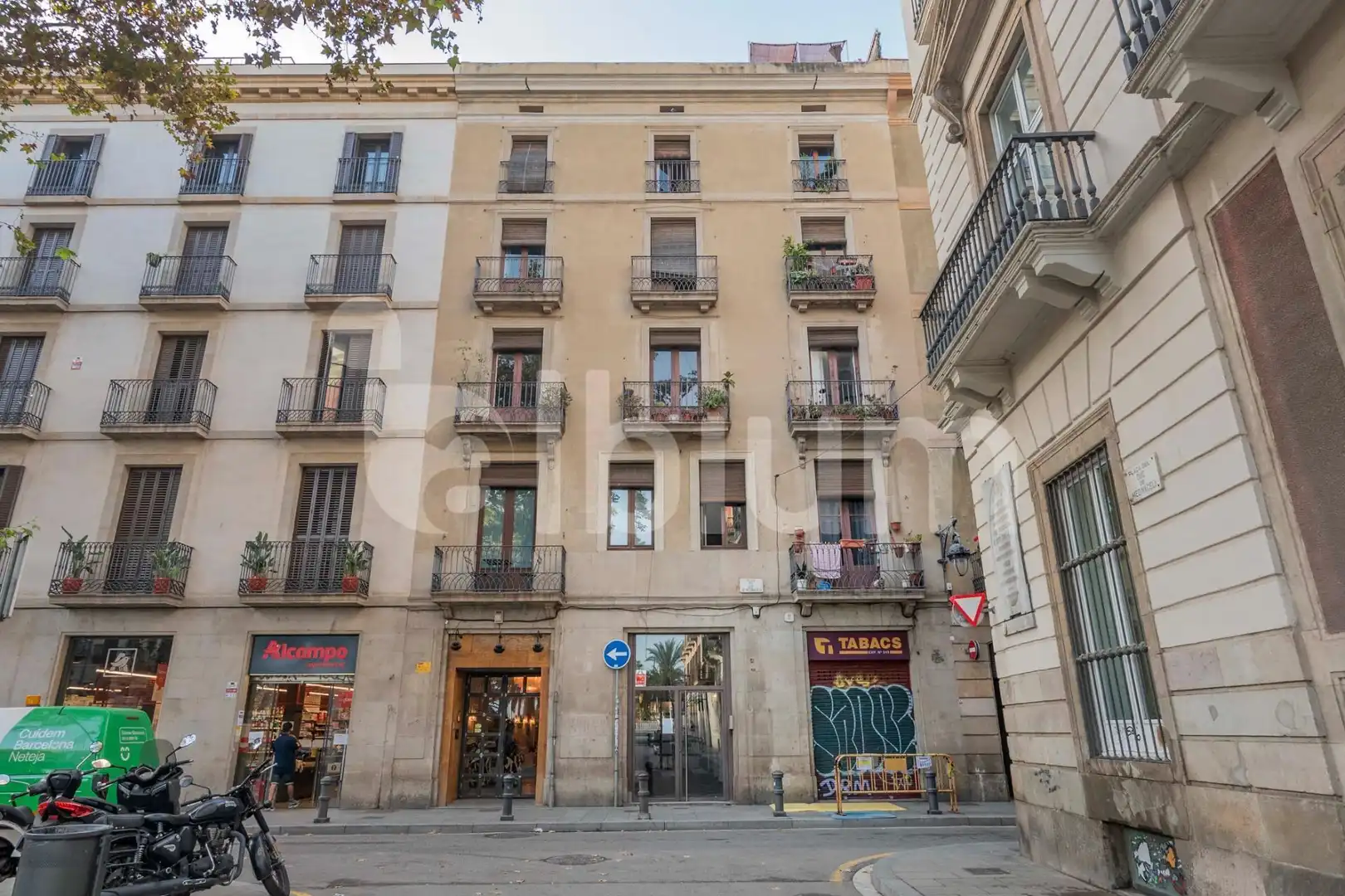 Vista exterior de Edifici en venda en Barcelona