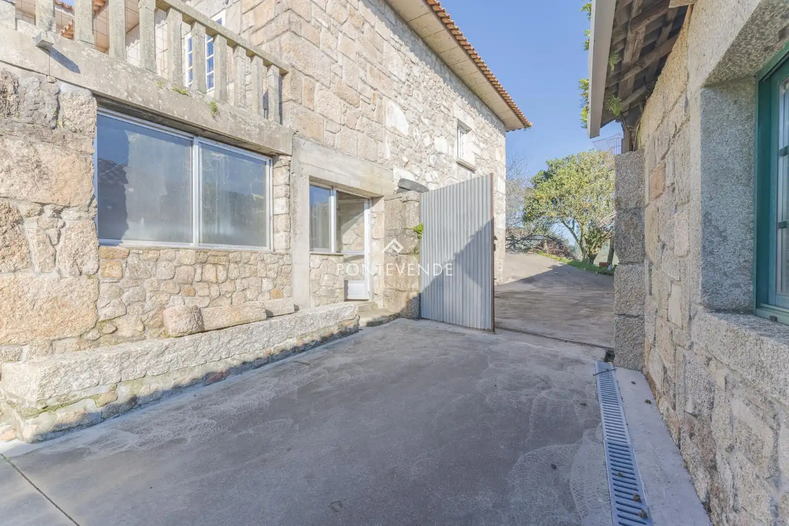 Exterior view of Houses for sale in Vilanova de Arousa  with Heating, Terrace and Swimming Pool
