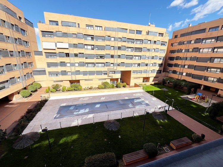 Pis de lloguer a Calle de Pirra, Rejas