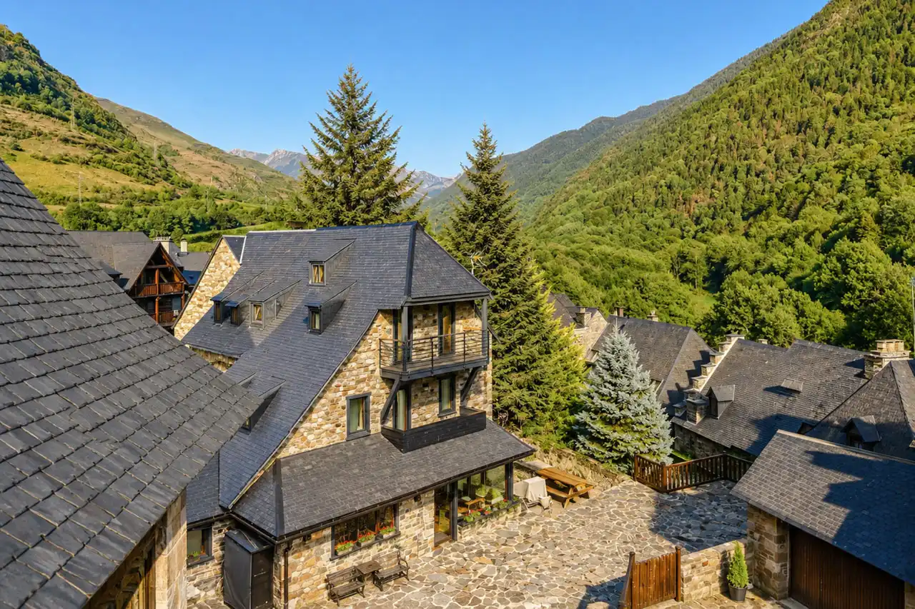 Vista exterior de Casa adosada en venta en Naut Aran con Calefacción, Jardín privado y Parquet