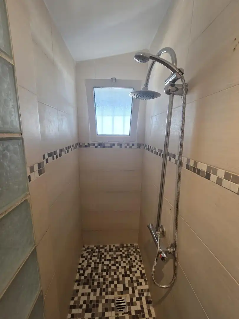 Baño de Piso de alquiler en Benalmádena con Terraza y Piscina comunitaria