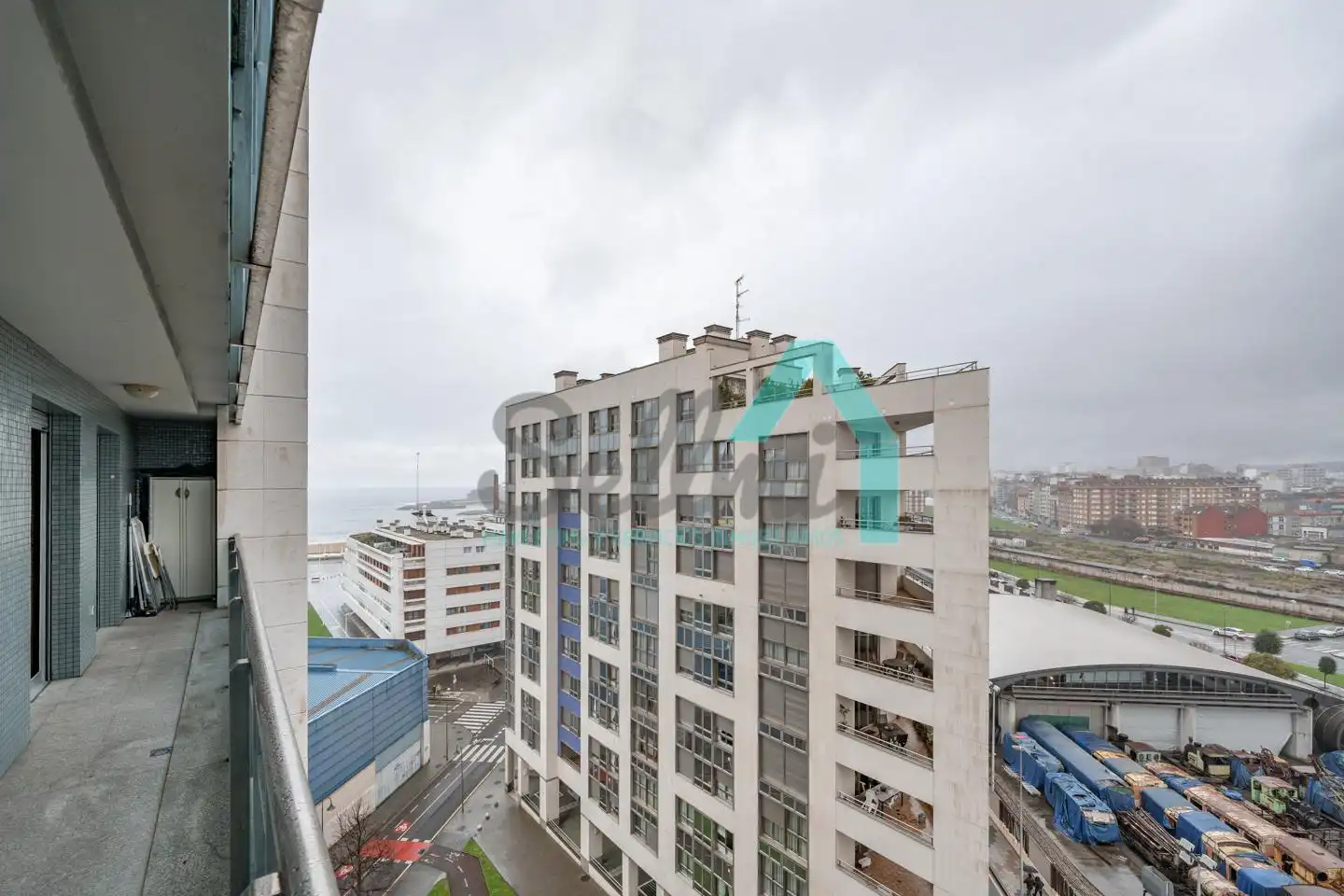Vista exterior de Pis de lloguer en Gijón  amb Calefacció, Parquet i Terrassa