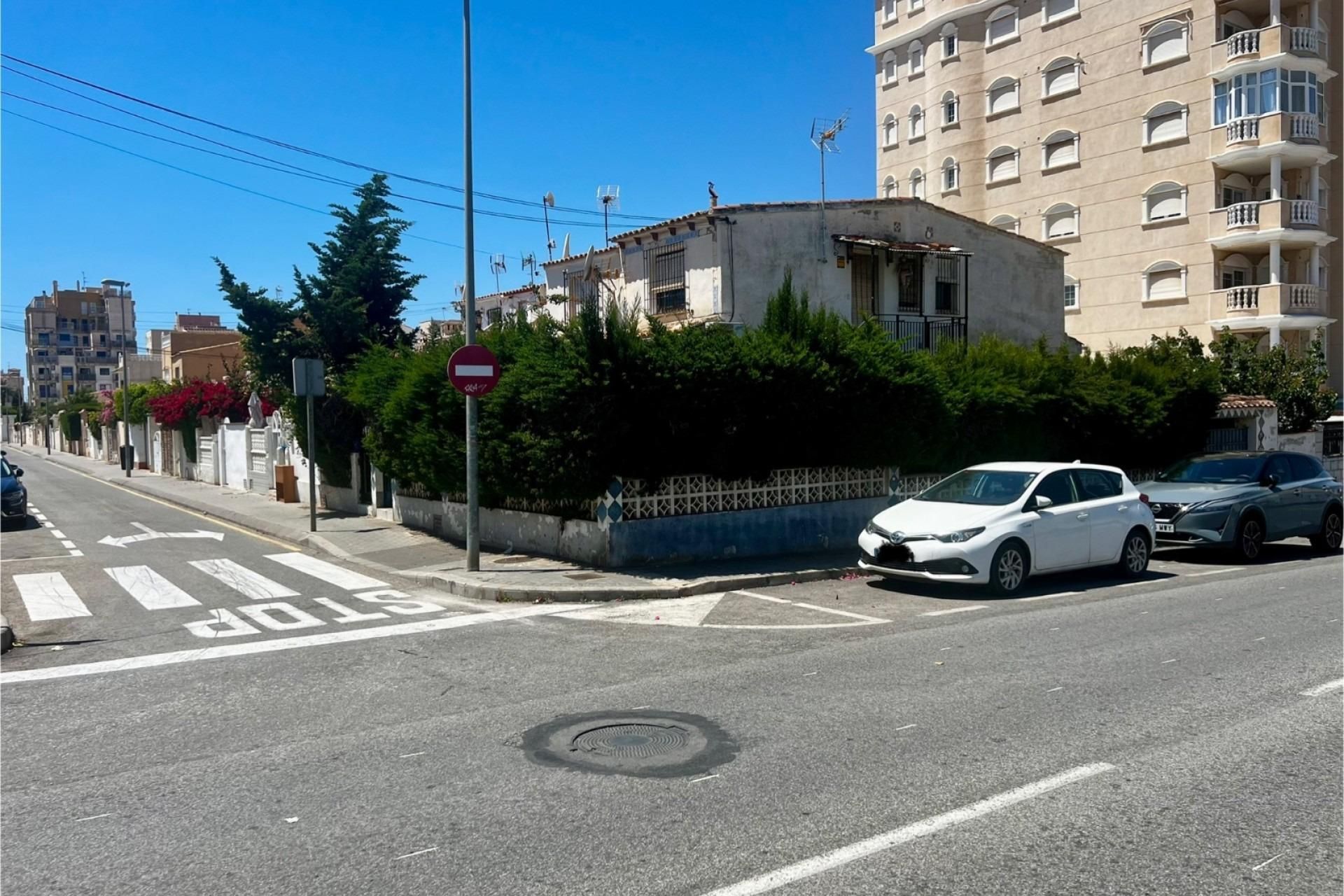 Vista exterior de Casa adosada en venda en Torrevieja amb Terrassa