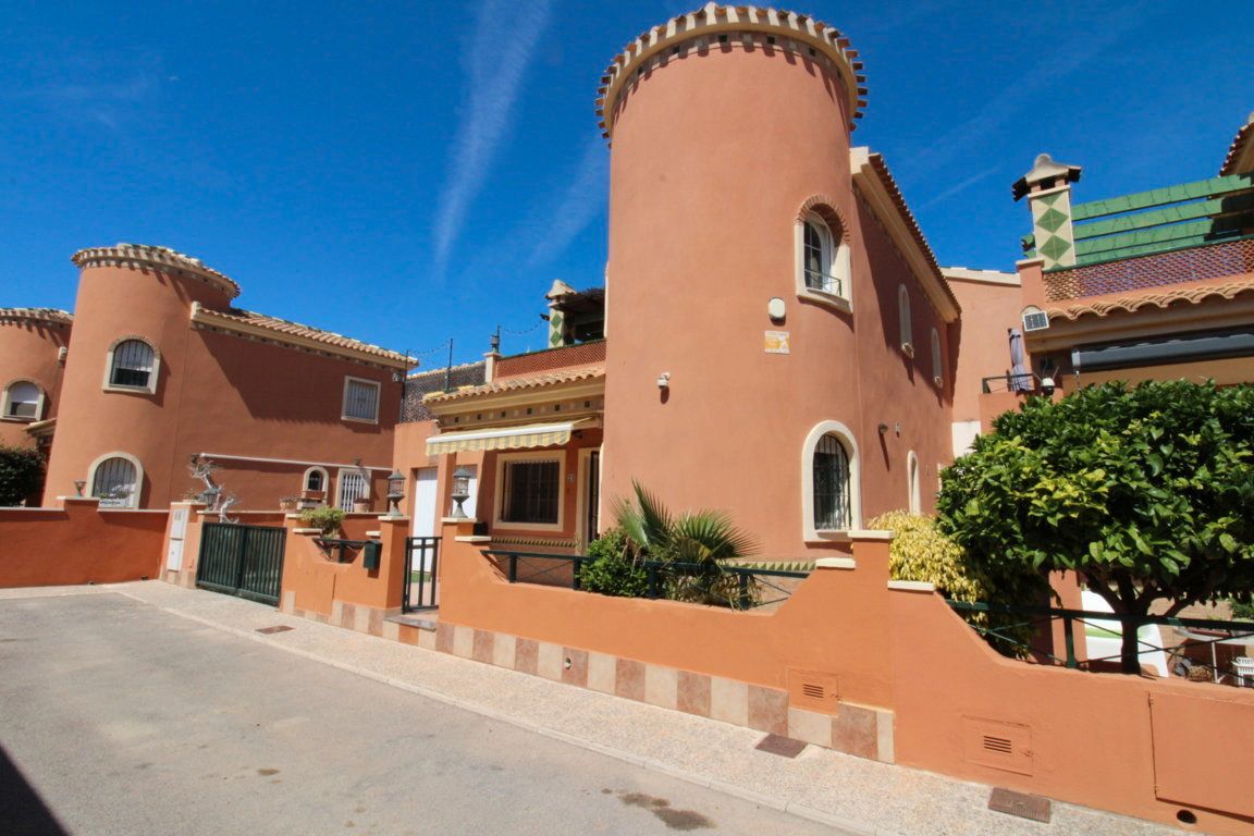 Exterior view of House or chalet for sale in Orihuela  with Private garden, Terrace and Furnished