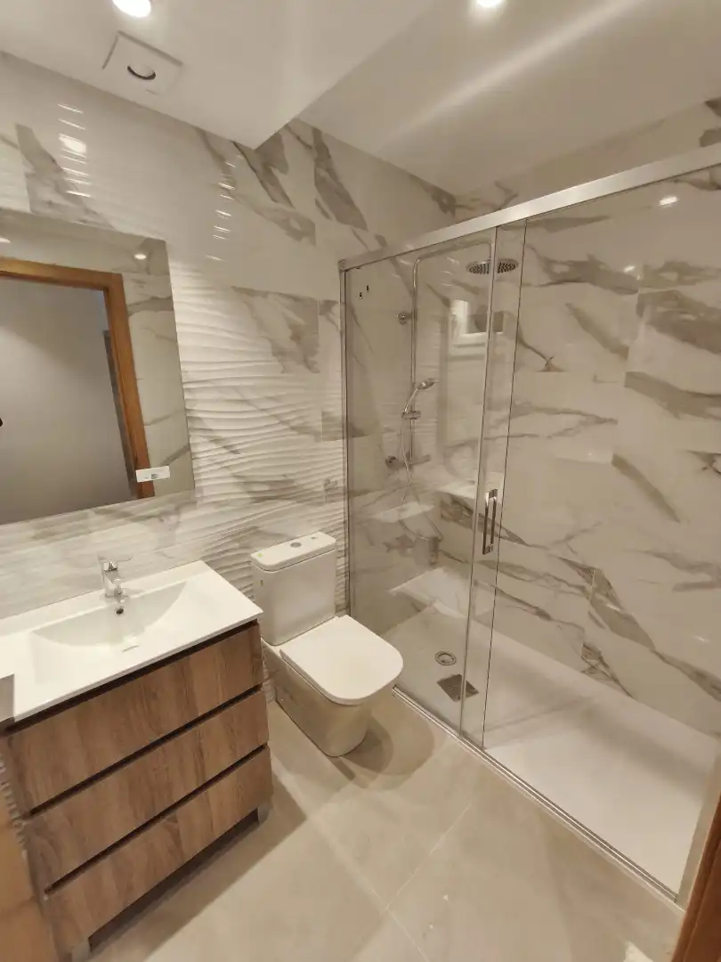 Badezimmer von Wohnung zum Verkauf in Ourense Capital  mit Heizung, Parkett und Ofen