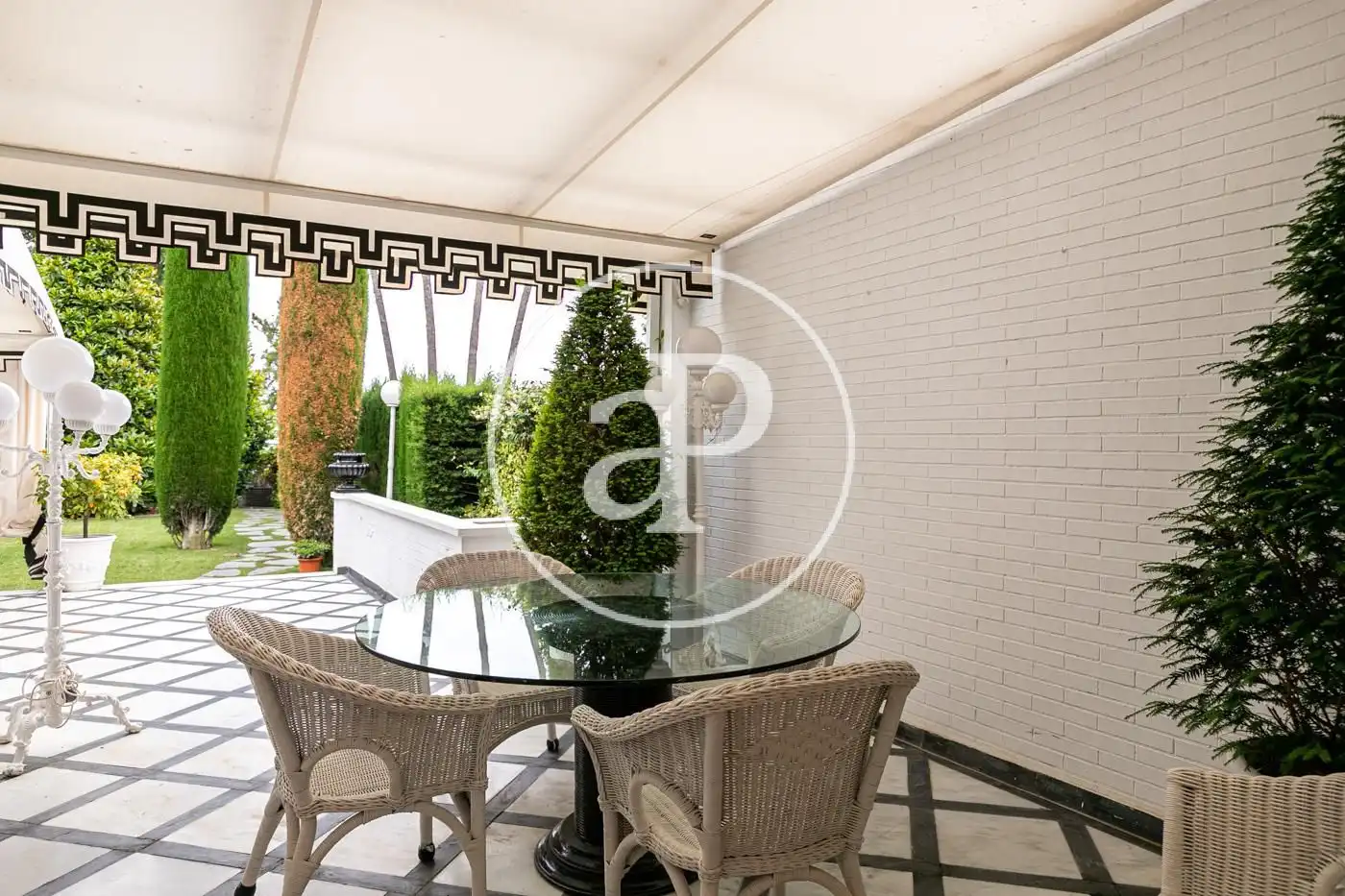 Terrasse von Einfamilien-Reihenhaus zum Verkauf in Barcelona mit Klimaanlage, Heizung und Privatgarten