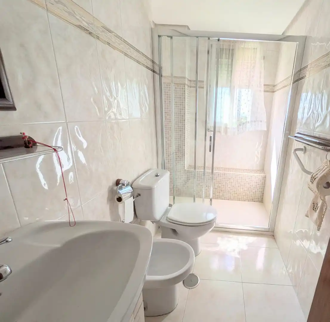 Bathroom of Flat for sale in Madrid  with Air Conditioner, Heating and Terrace