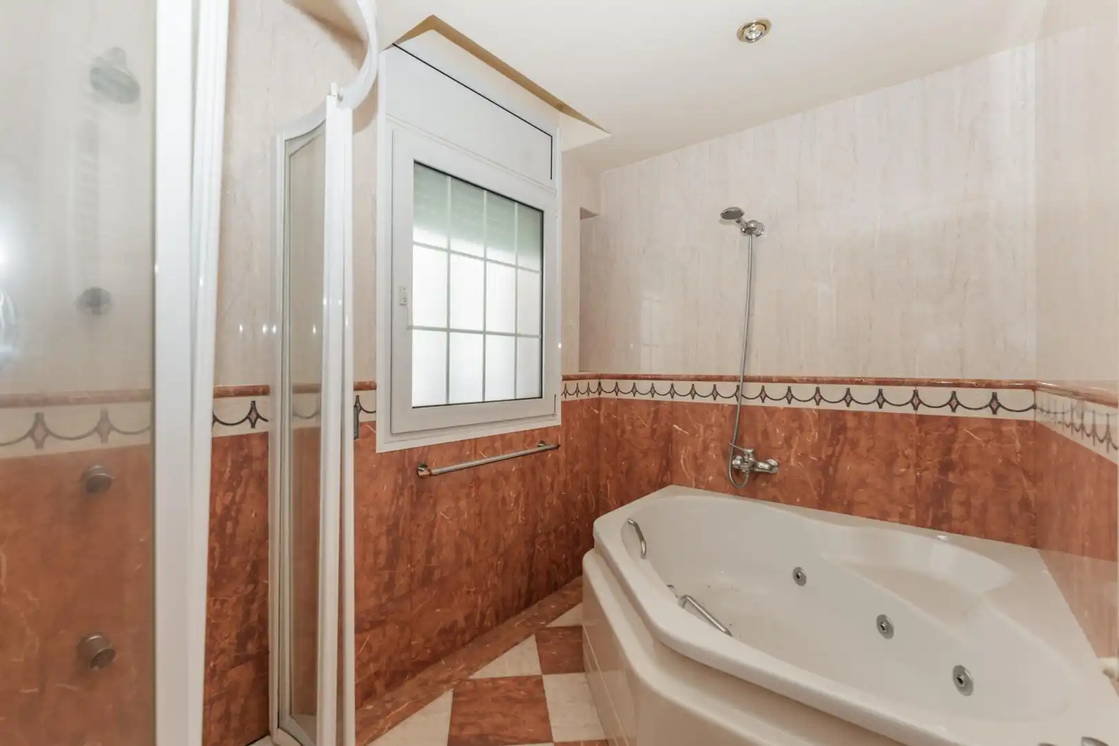 Bany de Casa o xalet en venda en Montornès del Vallès amb Calefacció, Jardí privat i Terrassa