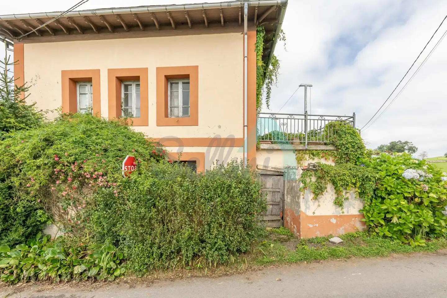 Vista exterior de Casa o xalet en venda en Salas amb Terrassa