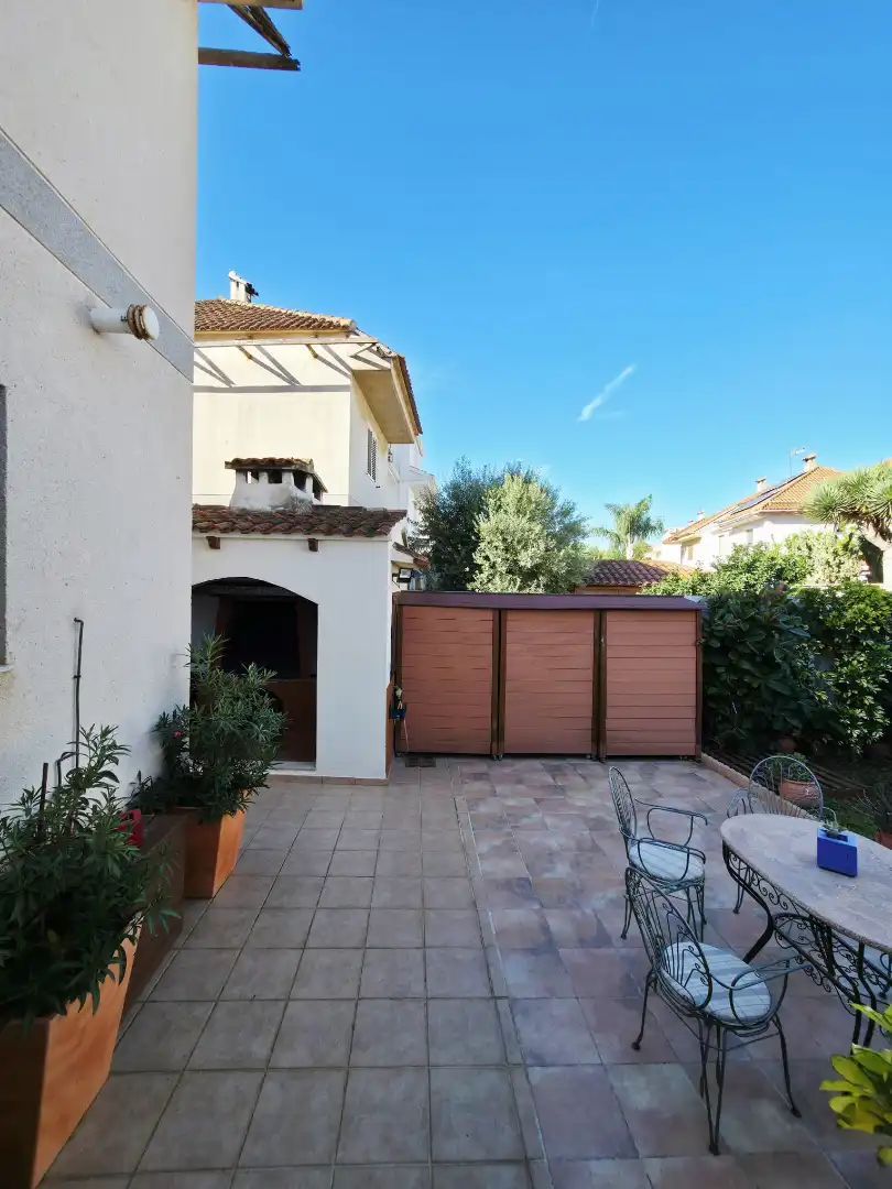 Vista exterior de Casa o xalet en venda en Picanya amb Aire condicionat, Jardí privat i Terrassa