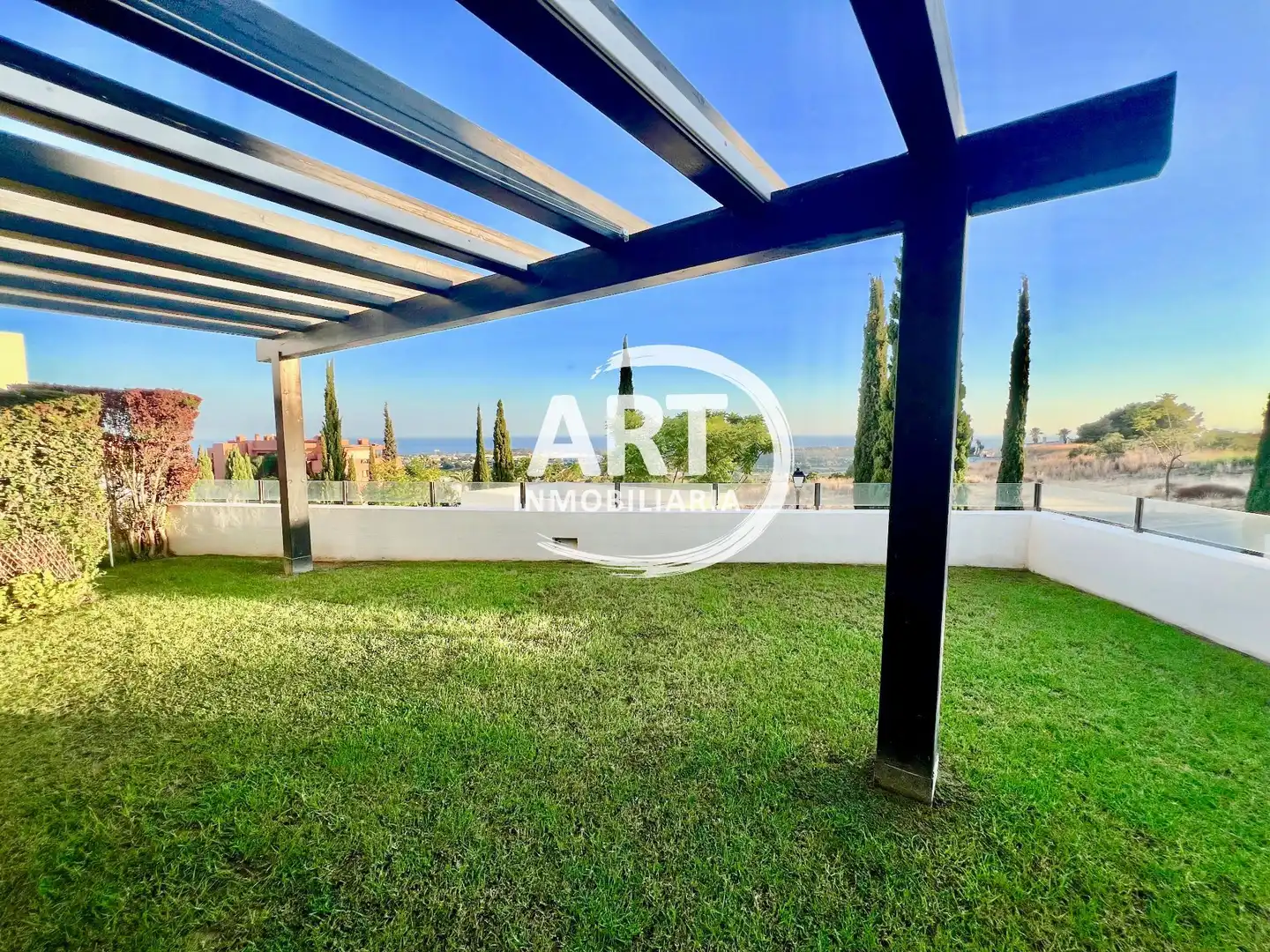 Vista exterior de Apartament en venda en Benahavís amb Aire condicionat, Calefacció i Jardí privat