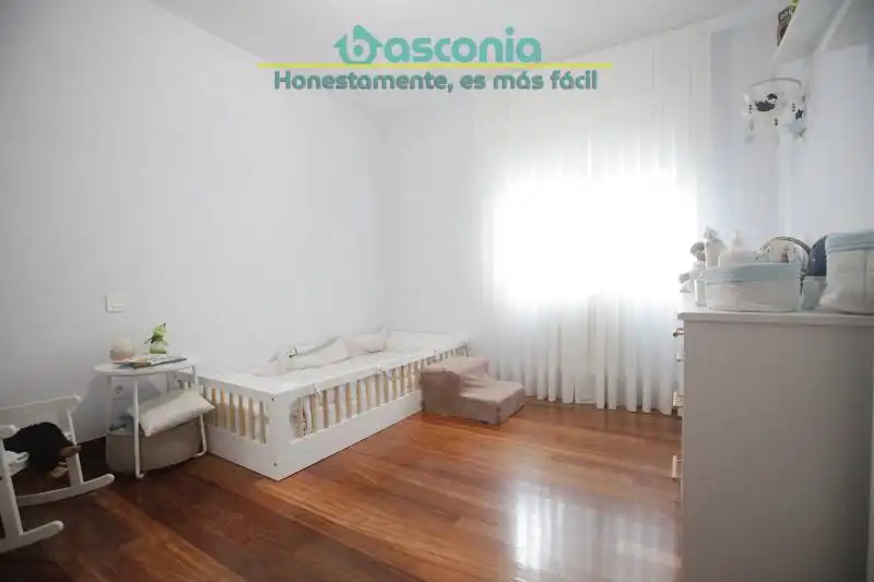 Habitación de Piso en venta en Basauri  con Amueblado y Balcón