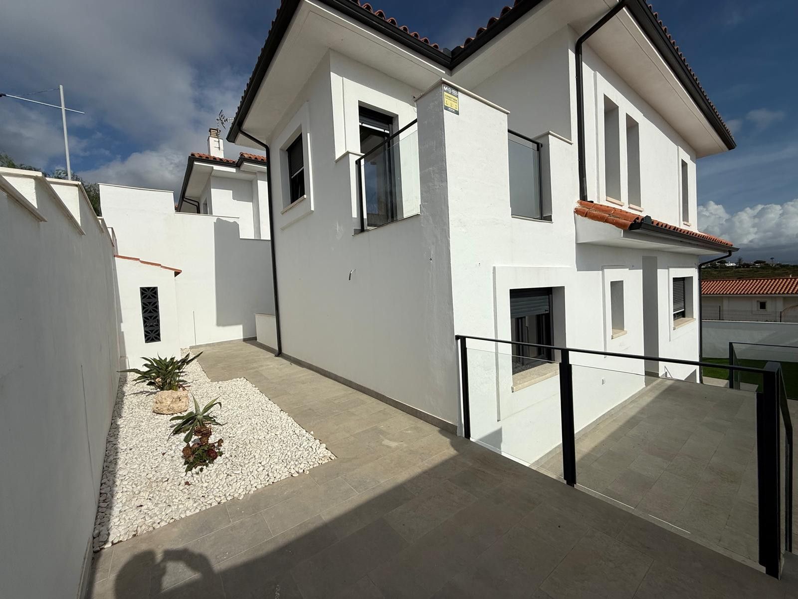 Vista exterior de Casa o xalet en venda en Manilva amb Jardí privat, Terrassa i Traster