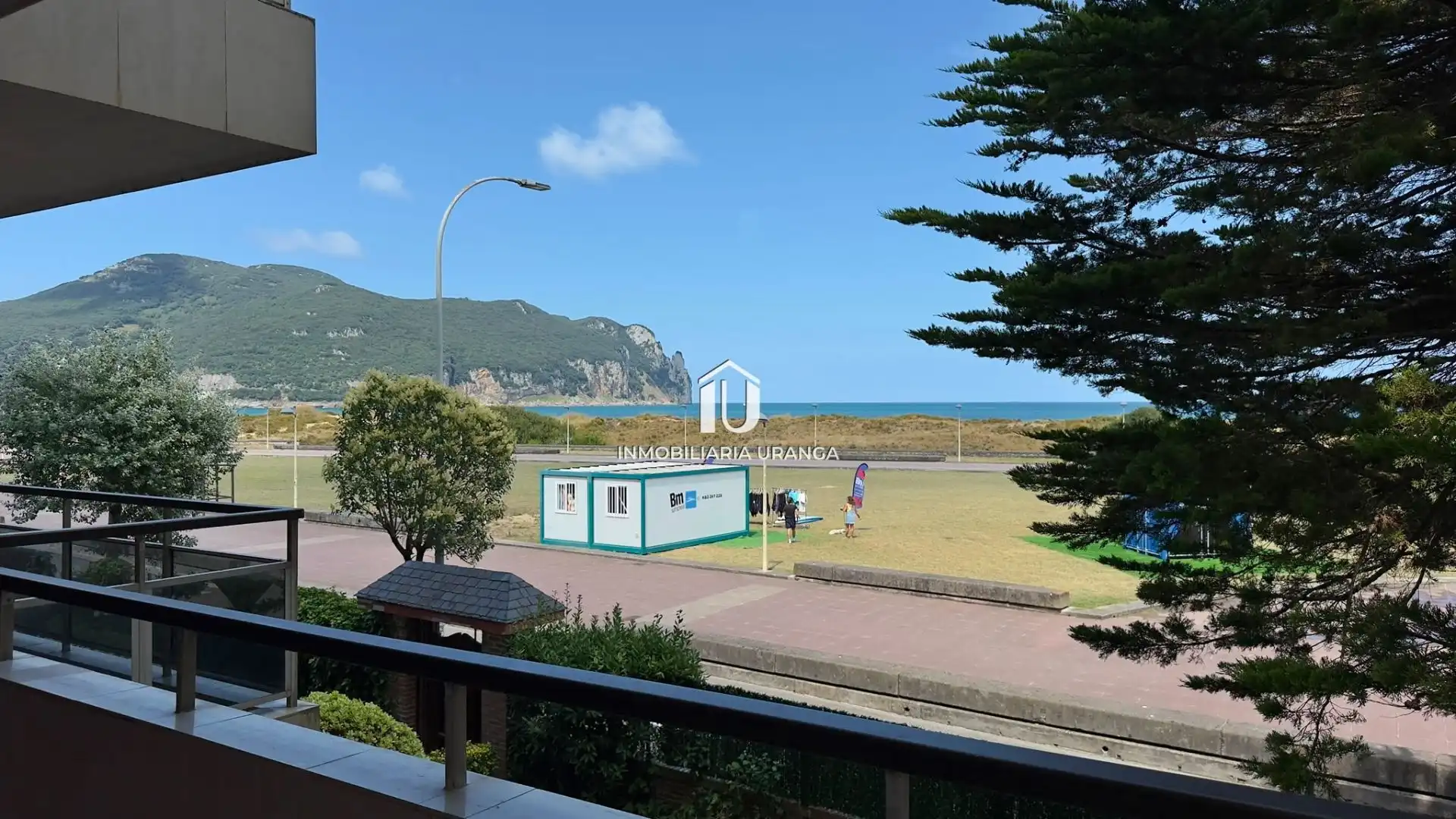 Vista exterior de Piso en venta en Laredo con Calefacción, Terraza y Piscina comunitaria