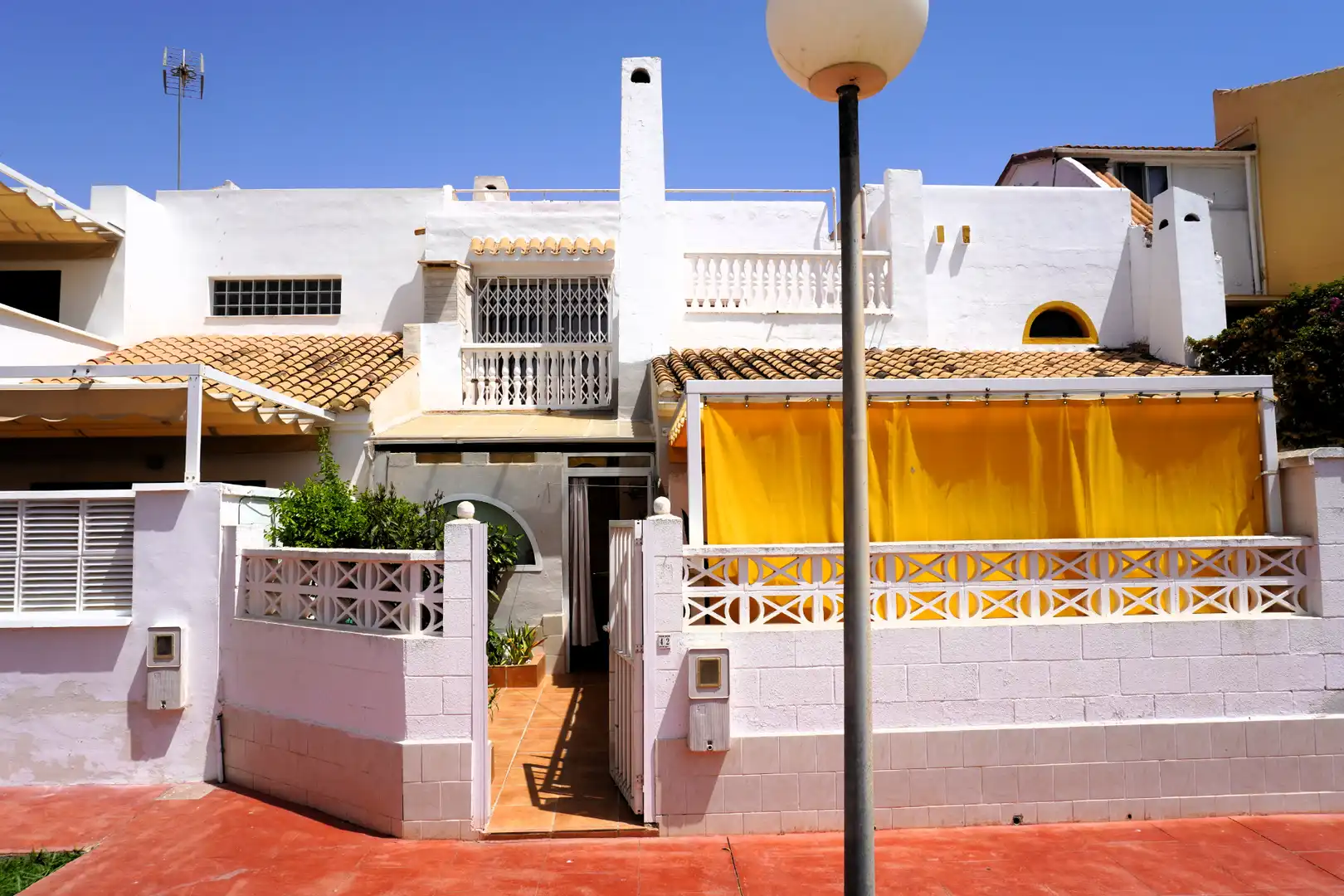 Vista exterior de Casa adosada en venda en Roquetas de Mar amb Jardí privat, Terrassa i Traster
