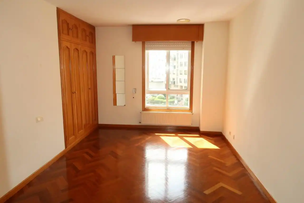 Dormitori de Apartament de lloguer en A Coruña Capital  amb Calefacció, Parquet i Traster