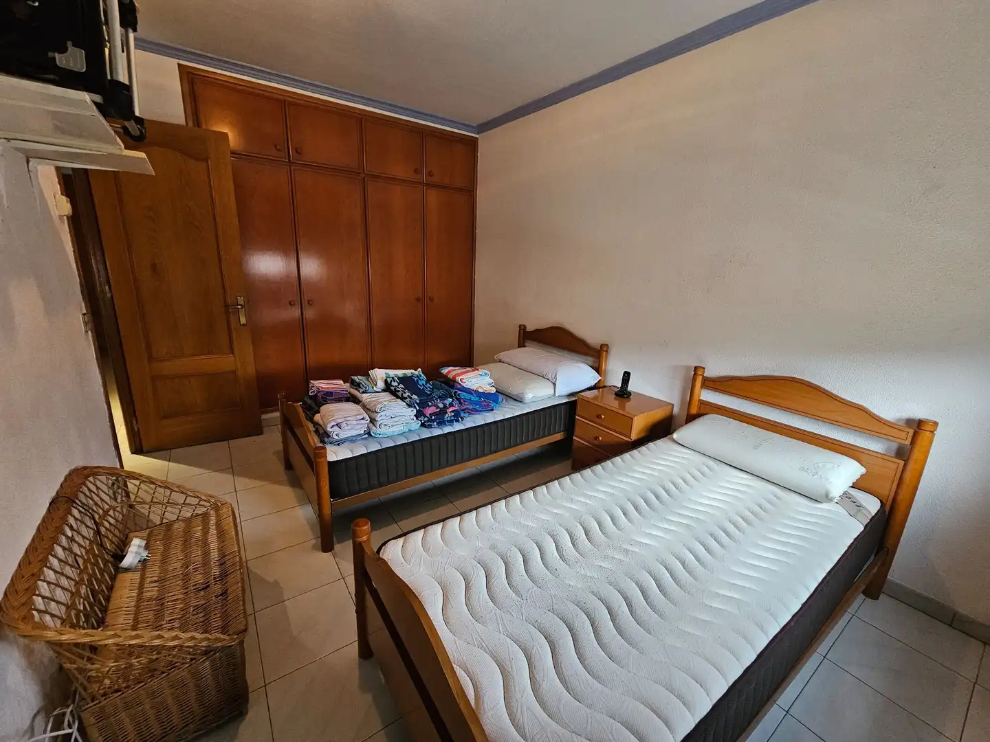 Habitación de Casa adosada en venta en Olot con Calefacción, Trastero y Amueblado