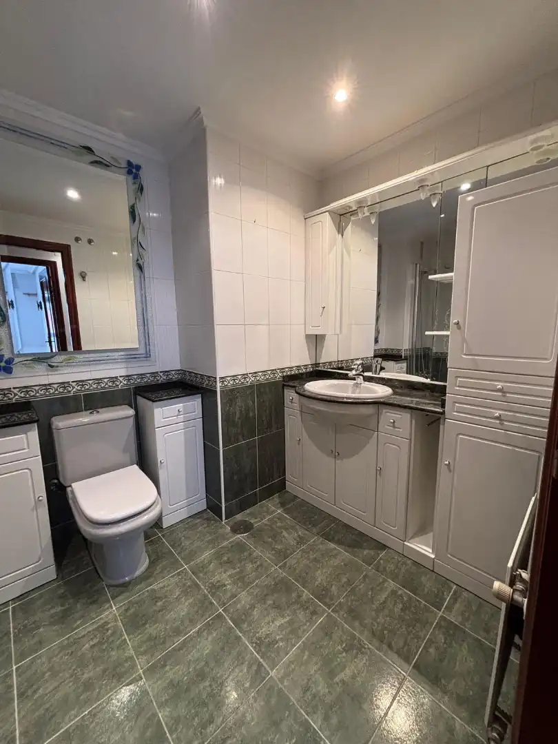 Baño de Piso en venta en Gijón  con Calefacción, Parquet y Trastero