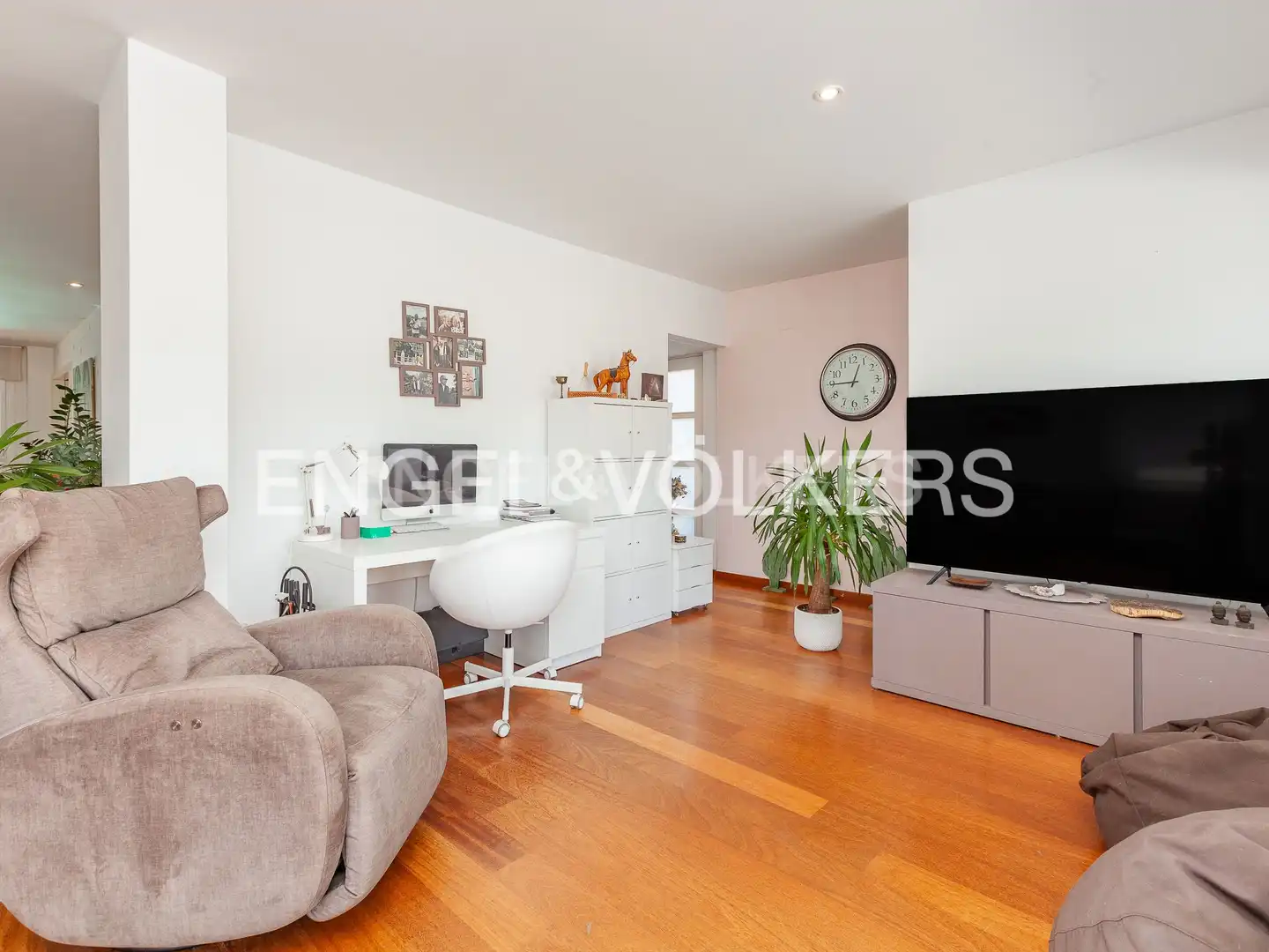Living room of Houses for sale in Sant Cugat del Vallès  with Air Conditioner, Heating and Private garden