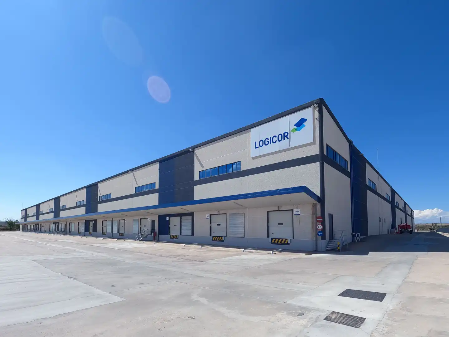 Industrial building with lift to rent in Avenida del Río Henares 78