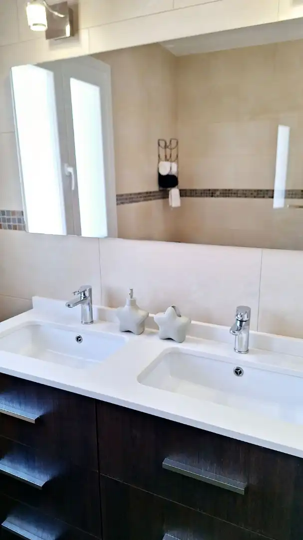 Baño de Casa adosada en venta en Manilva con Aire acondicionado, Terraza y TV