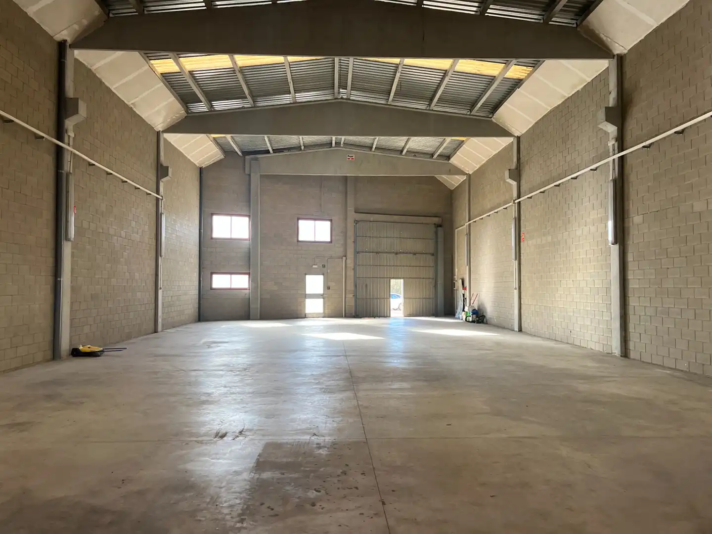 Nau industrial de lloguer en Cornellà del Terri