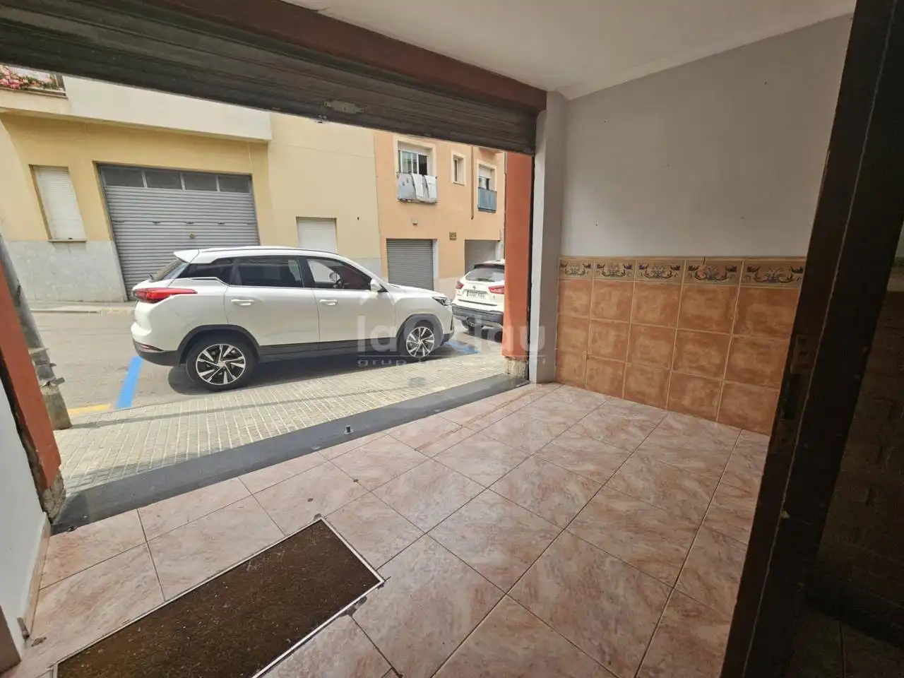 Parking of Commercial properties for rent in Tona