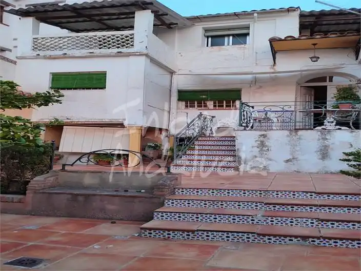 Vista exterior de Casa adosada en venda en Loja amb Traster i Internet