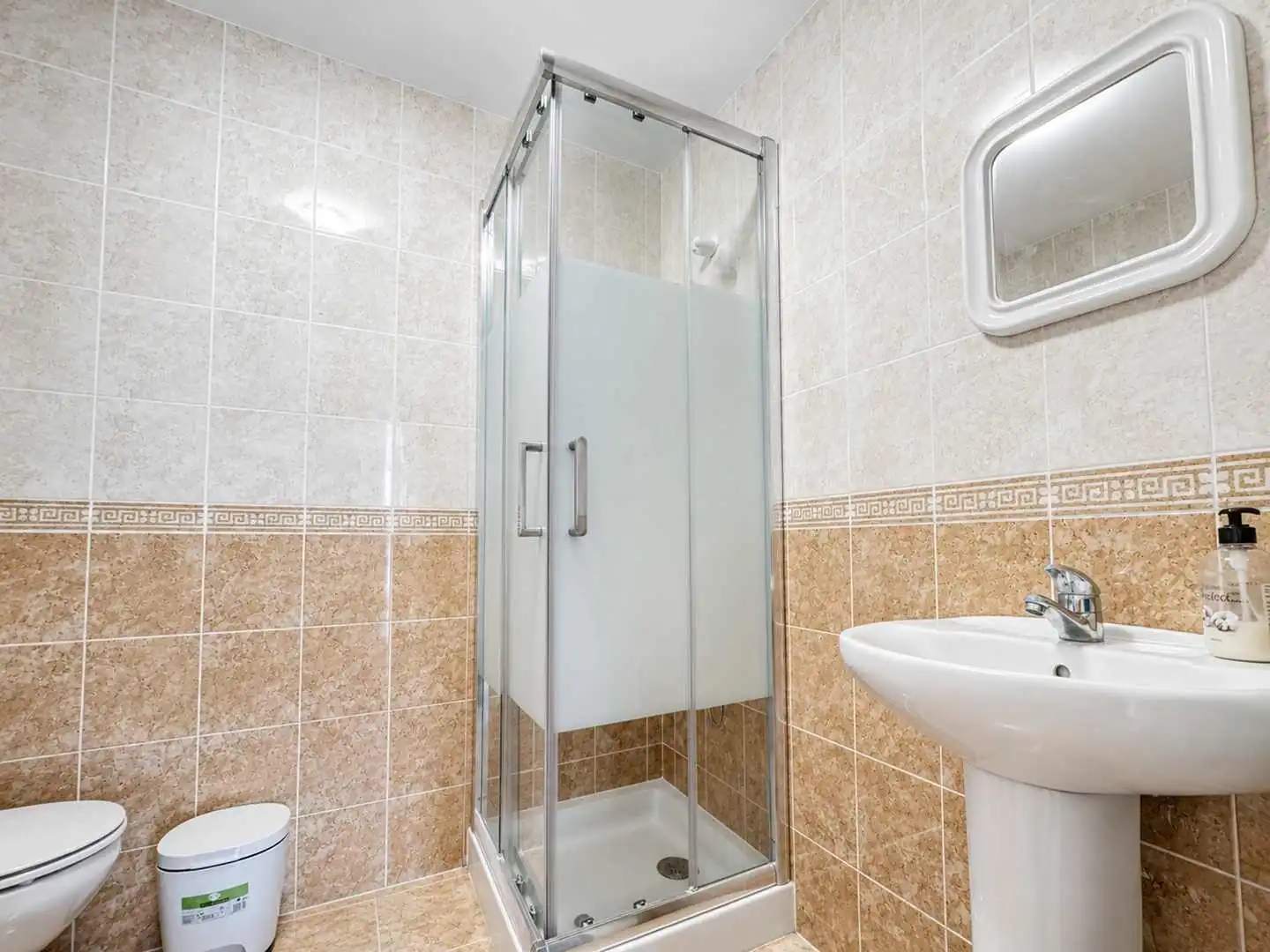 Badezimmer von Wohnungen zur Miete in Manilva mit Terrasse, Möbliert und Gemeinschaftspool