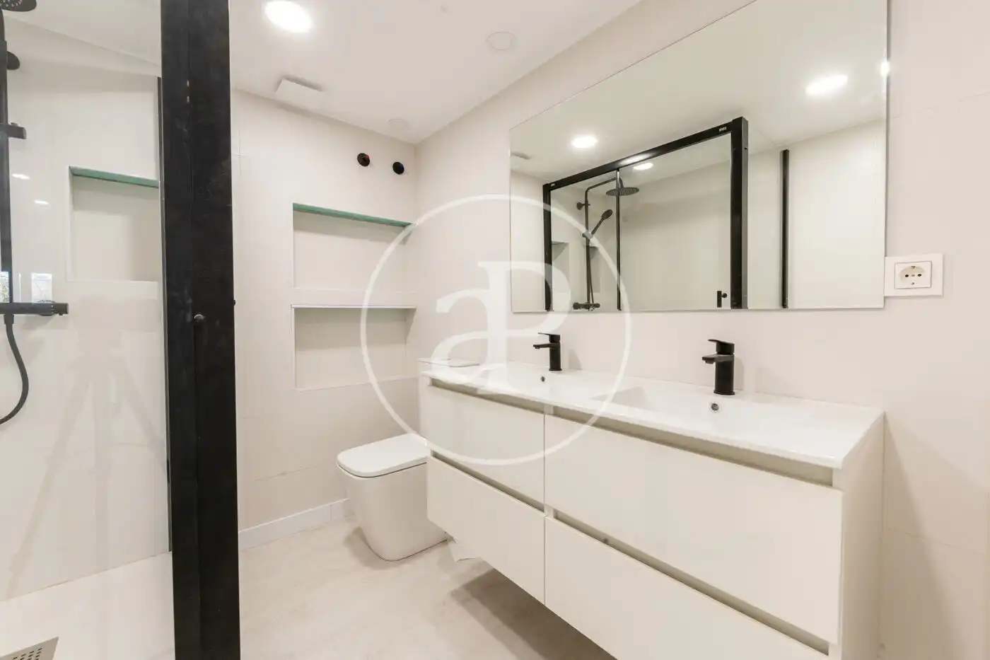 Baño de Piso en venta en Madrid con Aire acondicionado, Calefacción y Piscina comunitaria