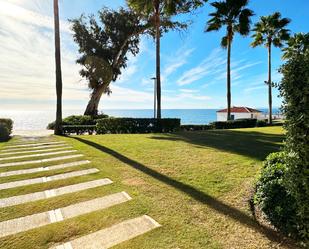 Vista exterior de Planta baixa en venda en Estepona amb Aire condicionat, Terrassa i Piscina