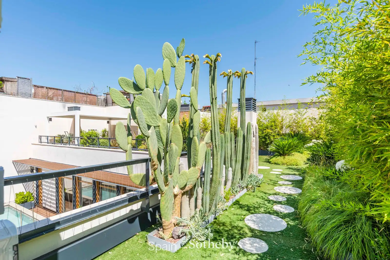 Terraza de Ático en venta en Madrid con Aire acondicionado, Calefacción y Jardín privado