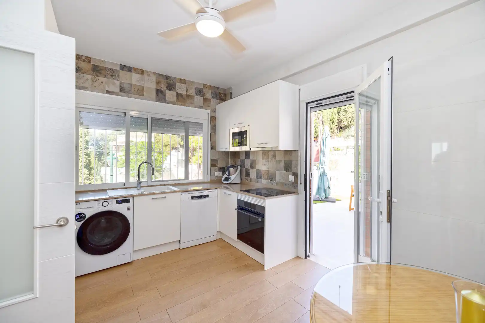 Kitchen of Houses for sale in Málaga  with Air Conditioner, Heating and Private garden