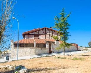 Vista exterior de Casa o xalet en venda en San Miguel del Arroyo amb Calefacció, Jardí privat i Terrassa