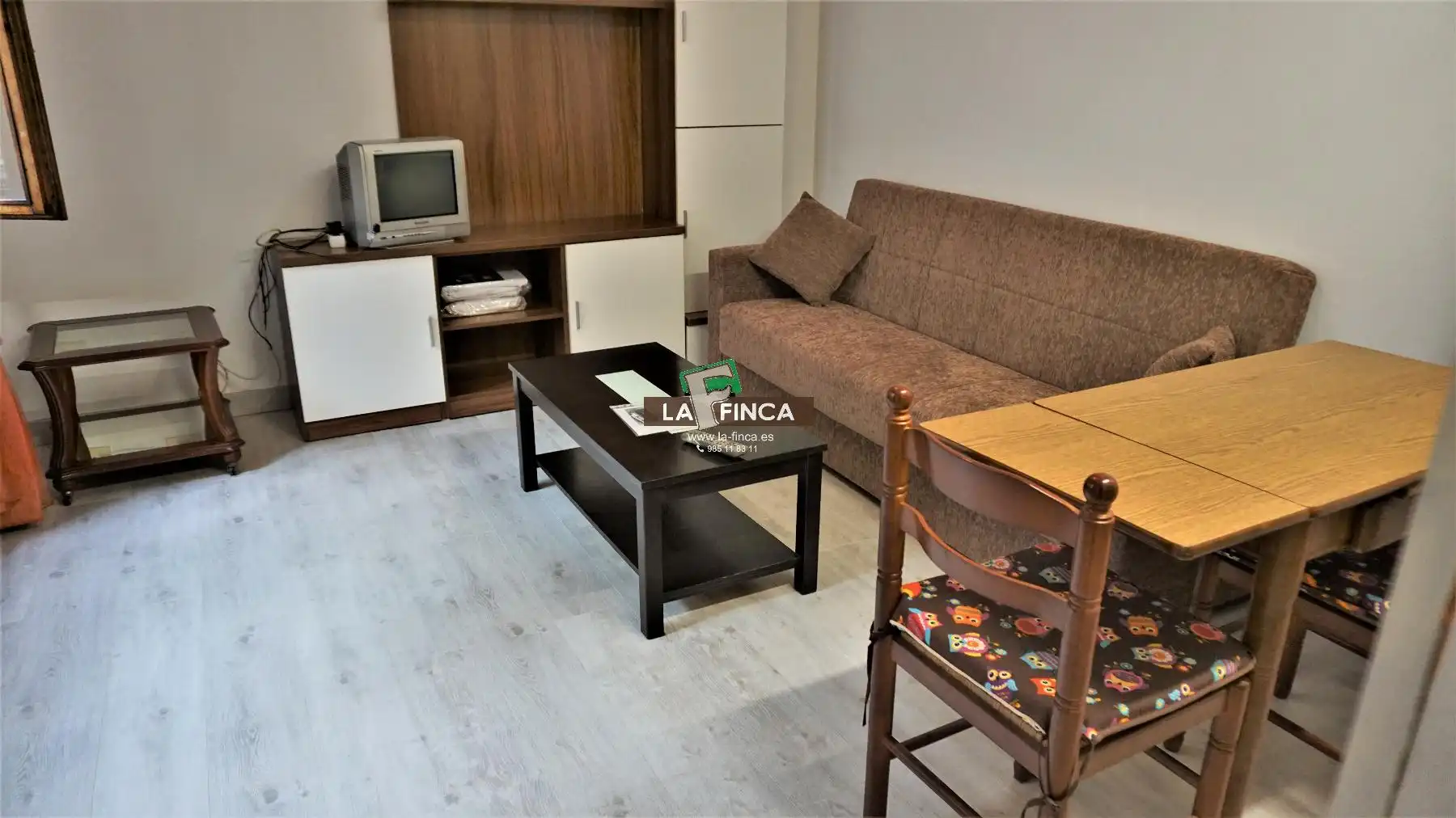 Sala d'estar de Pis en venda en Oviedo  amb Calefacció, Parquet i Moblat