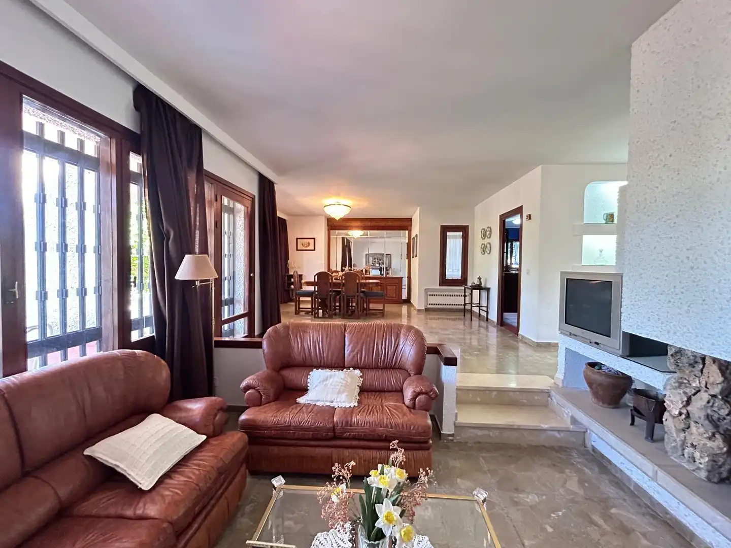 Sala d'estar de Casa o xalet en venda en Villanueva del Rosario amb Aire condicionat, Jardí privat i Terrassa