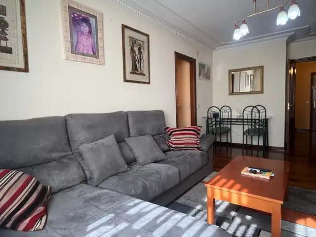Sala d'estar de Pis en venda en Santa Cruz de Bezana amb Calefacció, Moblat i Forn