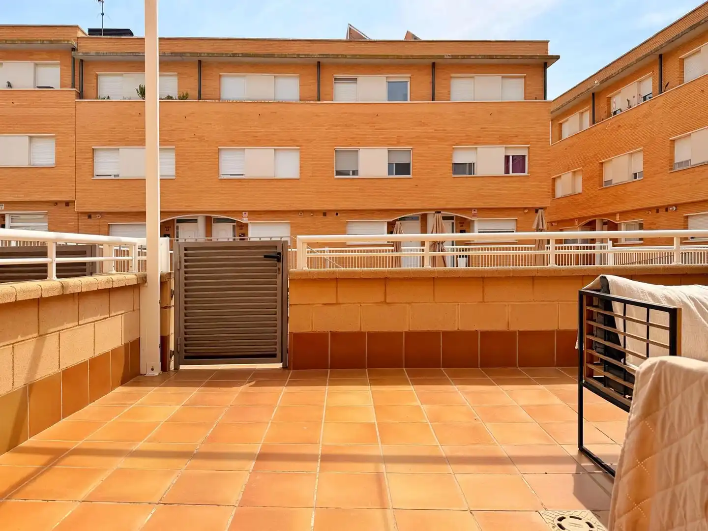 Vista exterior de Casa adosada en venda en Cubelles amb Aire condicionat, Calefacció i Terrassa