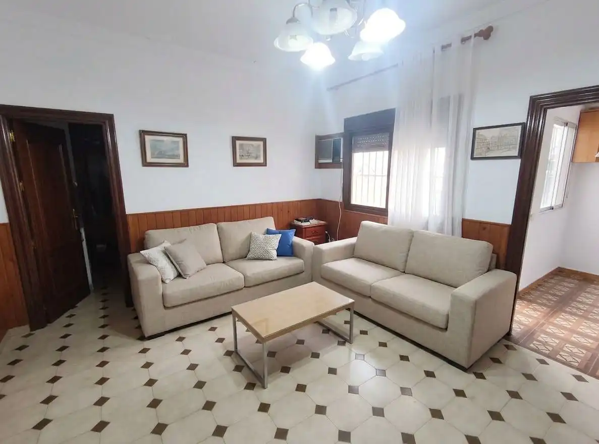 Sala de estar de Casa adosada en venta en Benacazón con Aire acondicionado y Amueblado