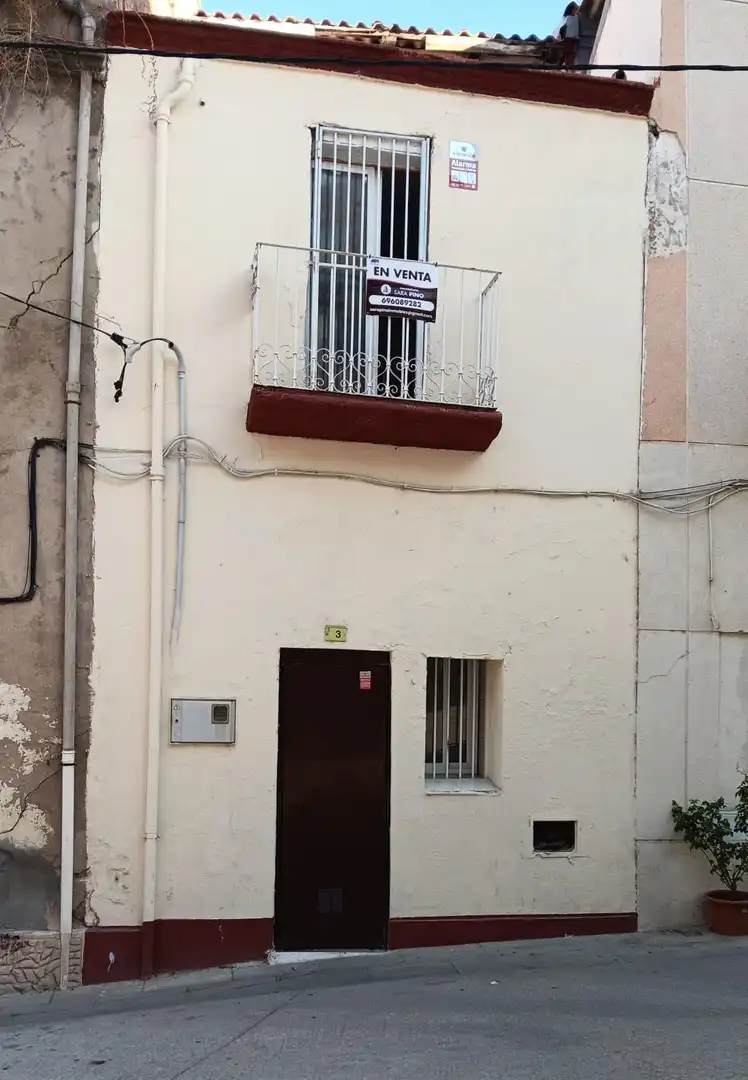 Vista exterior de Casa adosada en venda en Tortosa amb Balcó