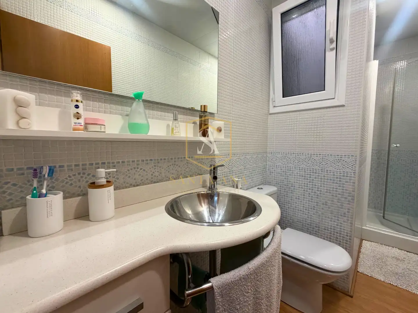 Badezimmer von Einfamilien-Reihenhaus zum Verkauf in Badalona mit Klimaanlage, Heizung und Parkett