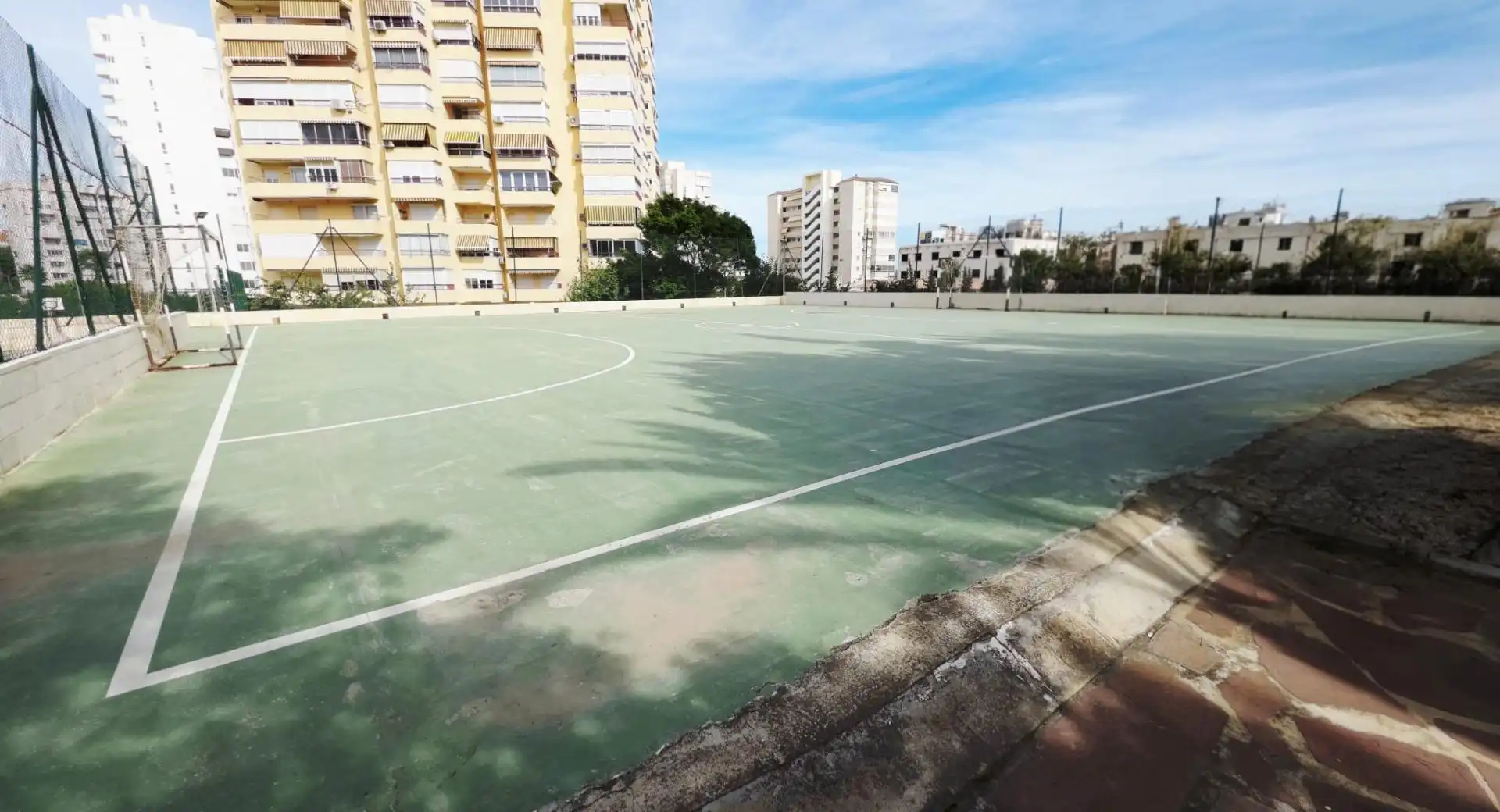 Aparcament de Pis en venda en Alicante / Alacant amb Jardí privat, Terrassa i Moblat