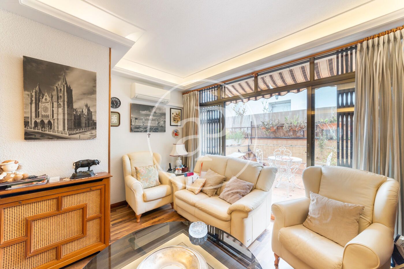 Sala de estar de Casa adosada en venta en  Madrid Capital con Aire acondicionado, Calefacción y Jardín privado