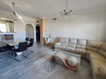 Sala d'estar de Apartament en venda en Mijas amb Jardí privat i Piscina comunitària