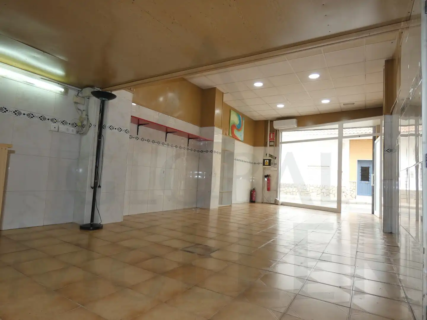 Local de lloguer a Calle Paz de Basilea, 35, Los Dolores