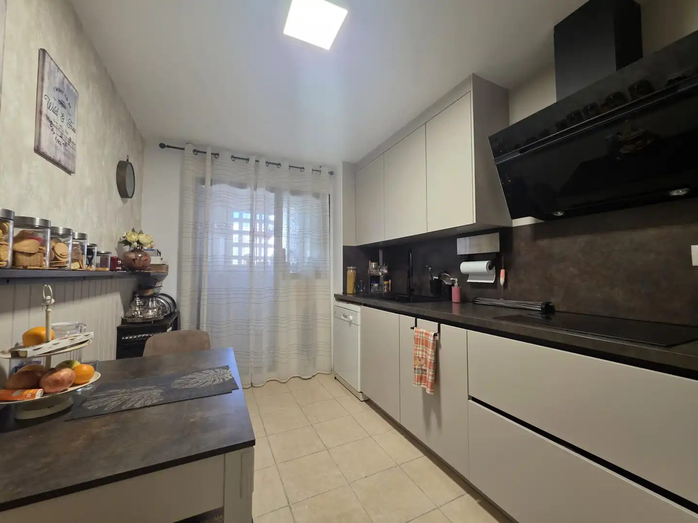 Küche von Erdgeschoss zum Verkauf in La Alcaidesa mit Klimaanlage, Privatgarten und Terrasse