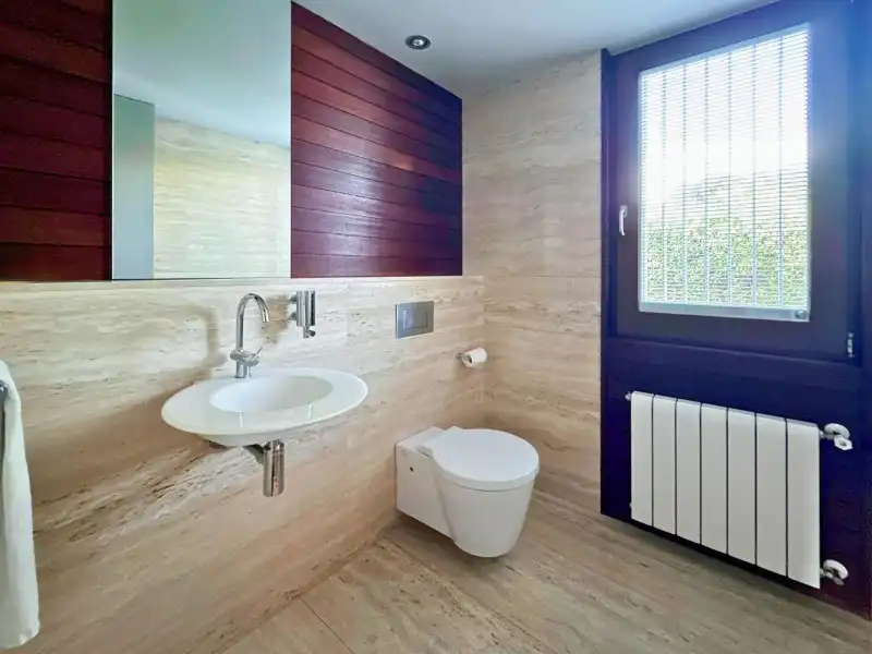 Bathroom of Houses for sale in Figueres  with Air Conditioner, Heating and Terrace